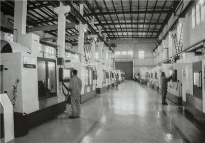Como o centro de usinagem CNC deve ser limpo?